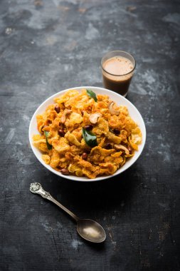 Cornflake Chivda / Mısır Chiwda fıstık ve Kaju ile yüklü. Bir kasede servis edilir. seçici odaklama