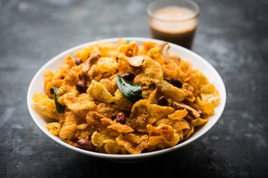 Cornflake Chivda / Mısır Chiwda fıstık ve Kaju ile yüklü. Bir kasede servis edilir. seçici odaklama