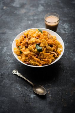 Cornflake Chivda / Mısır Chiwda fıstık ve Kaju ile yüklü. Bir kasede servis edilir. seçici odaklama