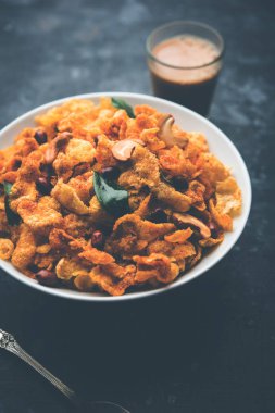 Cornflake Chivda / Mısır Chiwda fıstık ve Kaju ile yüklü. Bir kasede servis edilir. seçici odaklama