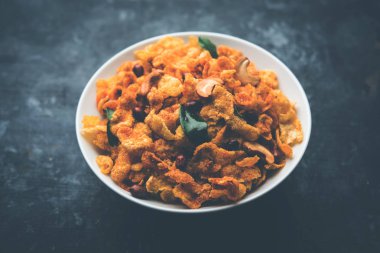Cornflake Chivda / Mısır Chiwda fıstık ve Kaju ile yüklü. Bir kasede servis edilir. seçici odaklama