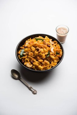 Cornflake Chivda / Mısır Chiwda fıstık ve Kaju ile yüklü. Bir kasede servis edilir. seçici odaklama