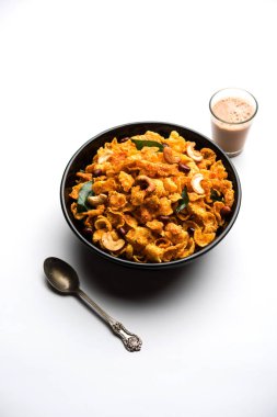 Cornflake Chivda / Mısır Chiwda fıstık ve Kaju ile yüklü. Bir kasede servis edilir. seçici odaklama