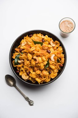 Cornflake Chivda / Mısır Chiwda fıstık ve Kaju ile yüklü. Bir kasede servis edilir. seçici odaklama