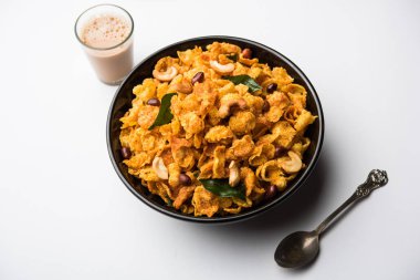 Mısır gevreği Chivda ya da fındık ve kaju ile doldurulmuş Corn Chiwda. Bir kasede servis edildi. seçici odak