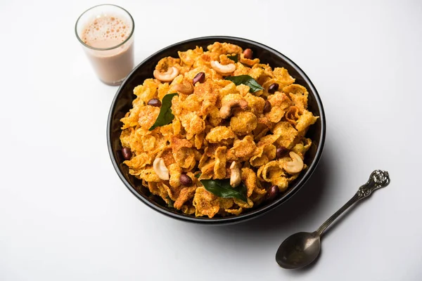 Mısır gevreği Chivda ya da fındık ve kaju ile doldurulmuş Corn Chiwda. Bir kasede servis edildi. seçici odak