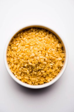 Tuzlu ve Kızarmış Moong Dal / gevrek Mung Namkeen bir kase, seçici odak servis