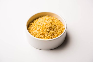 Tuzlu ve Kızarmış Moong Dal / gevrek Mung Namkeen bir kase, seçici odak servis