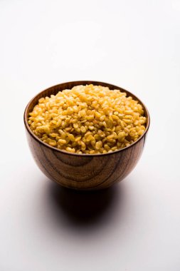 Tuzlu ve Kızarmış Moong Dal / gevrek Mung Namkeen bir kase, seçici odak servis