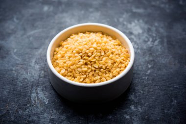 Tuzlu ve Kızarmış Moong Dal / gevrek Mung Namkeen bir kase, seçici odak servis