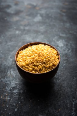 Tuzlu ve Kızarmış Moong Dal / gevrek Mung Namkeen bir kase, seçici odak servis