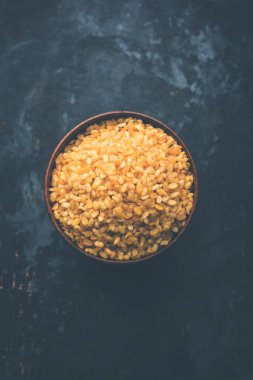 Tuzlu ve Kızarmış Moong Dal / gevrek Mung Namkeen bir kase, seçici odak servis