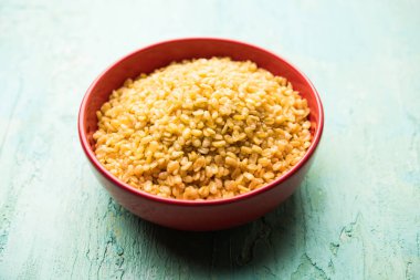 Tuzlu ve Kızarmış Moong Dal / gevrek Mung Namkeen bir kase, seçici odak servis