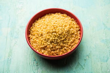 Tuzlu ve Kızarmış Moong Dal / gevrek Mung Namkeen bir kase, seçici odak servis