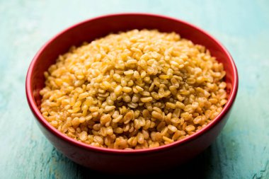 Tuzlu ve Kızarmış Moong Dal / gevrek Mung Namkeen bir kase, seçici odak servis