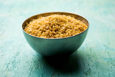 Tuzlu ve Kızarmış Moong Dal / gevrek Mung Namkeen bir kase, seçici odak servis