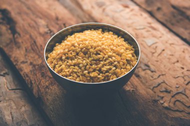 Tuzlu ve Kızarmış Moong Dal / gevrek Mung Namkeen bir kase, seçici odak servis