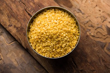 Tuzlu ve Kızarmış Moong Dal / gevrek Mung Namkeen bir kase, seçici odak servis