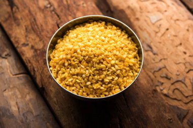 Tuzlu ve Kızarmış Moong Dal / gevrek Mung Namkeen bir kase, seçici odak servis