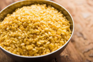 Tuzlu ve Kızarmış Moong Dal / gevrek Mung Namkeen bir kase, seçici odak servis