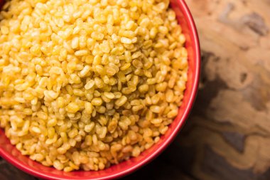 Tuzlu ve Kızarmış Moong Dal / gevrek Mung Namkeen bir kase, seçici odak servis