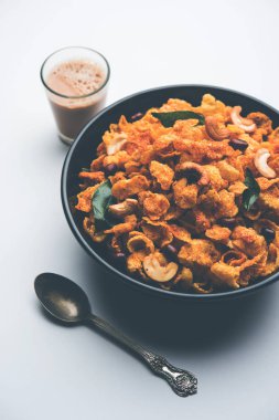 Mısır gevreği Chivda ya da fındık ve kaju ile doldurulmuş Corn Chiwda. Bir kasede servis edildi. seçici odak