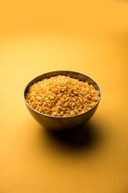 Tuzlu ve Kızarmış Moong Dal / gevrek Mung Namkeen bir kase, seçici odak servis