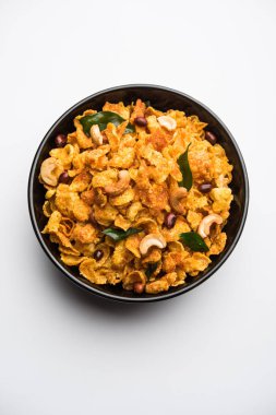 Mısır gevreği Chivda ya da fındık ve kaju ile doldurulmuş Corn Chiwda. Bir kasede servis edildi. seçici odak