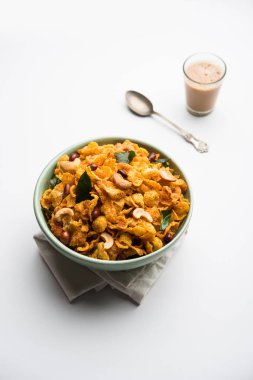 Mısır gevreği Chivda ya da fındık ve kaju ile doldurulmuş Corn Chiwda. Bir kasede servis edildi. seçici odak