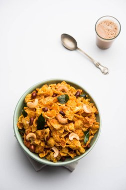 Mısır gevreği Chivda ya da fındık ve kaju ile doldurulmuş Corn Chiwda. Bir kasede servis edildi. seçici odak