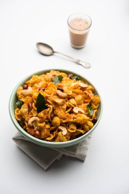 Mısır gevreği Chivda ya da fındık ve kaju ile doldurulmuş Corn Chiwda. Bir kasede servis edildi. seçici odak