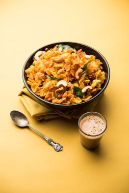 Mısır gevreği Chivda ya da fındık ve kaju ile doldurulmuş Corn Chiwda. Bir kasede servis edildi. seçici odak