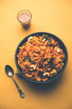 Mısır gevreği Chivda ya da fındık ve kaju ile doldurulmuş Corn Chiwda. Bir kasede servis edildi. seçici odak