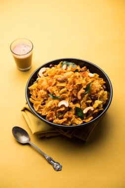 Mısır gevreği Chivda ya da fındık ve kaju ile doldurulmuş Corn Chiwda. Bir kasede servis edildi. seçici odak