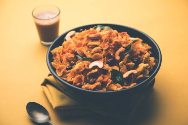 Mısır gevreği Chivda ya da fındık ve kaju ile doldurulmuş Corn Chiwda. Bir kasede servis edildi. seçici odak