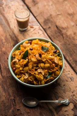 Mısır gevreği Chivda ya da fındık ve kaju ile doldurulmuş Corn Chiwda. Bir kasede servis edildi. seçici odak