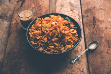 Mısır gevreği Chivda ya da fındık ve kaju ile doldurulmuş Corn Chiwda. Bir kasede servis edildi. seçici odak