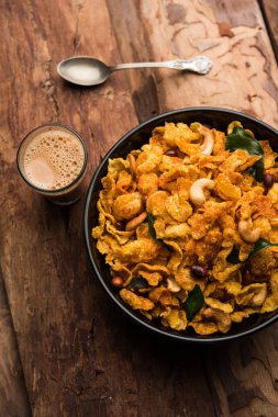 Mısır gevreği Chivda ya da fındık ve kaju ile doldurulmuş Corn Chiwda. Bir kasede servis edildi. seçici odak