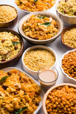 Grup Cornflake ve Kalın Poha Chivda veya Chiwda ve Chatpata Masala chana ve kızarmış gevrek Moong Dal, bir kase servis. seçici odaklama