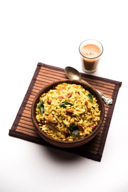 Jada Poha Namkeen Chivda / Kalın Pohe Chiwda tatlı, tuzlu ve fındık tatlar karışımı ile bir kavanoz snack, çay ile servis edilir. seçici odaklama