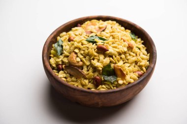 Jada Poha Namkeen Chivda / Kalın Pohe Chiwda tatlı, tuzlu ve fındık tatlar karışımı ile bir kavanoz snack, çay ile servis edilir. seçici odaklama