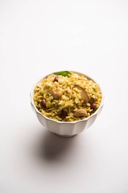 Jada Poha Namkeen Chivda / Kalın Pohe Chiwda tatlı, tuzlu ve fındık tatlar karışımı ile bir kavanoz snack, çay ile servis edilir. seçici odaklama