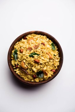 Jada Poha Namkeen Chivda / Kalın Pohe Chiwda tatlı, tuzlu ve fındık tatlar karışımı ile bir kavanoz snack, çay ile servis edilir. seçici odaklama