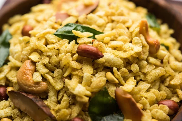 Jada Poha Namkeen Chivda / Kalın Pohe Chiwda tatlı, tuzlu ve fındık tatlar karışımı ile bir kavanoz snack, çay ile servis edilir. seçici odaklama