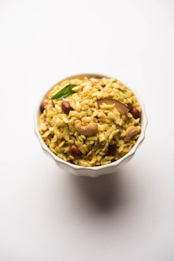 Jada Poha Namkeen Chivda / Kalın Pohe Chiwda tatlı, tuzlu ve fındık tatlar karışımı ile bir kavanoz snack, çay ile servis edilir. seçici odaklama