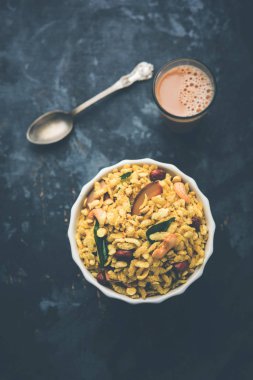Jada Poha Namkeen Chivda / Kalın Pohe Chiwda tatlı, tuzlu ve fındık tatlar karışımı ile bir kavanoz snack, çay ile servis edilir. seçici odaklama