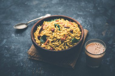 Jada Poha Namkeen Chivda / Kalın Pohe Chiwda tatlı, tuzlu ve fındık tatlar karışımı ile bir kavanoz snack, çay ile servis edilir. seçici odaklama