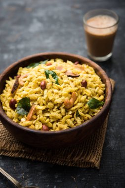 Jada Poha Namkeen Chivda / Kalın Pohe Chiwda tatlı, tuzlu ve fındık tatlar karışımı ile bir kavanoz snack, çay ile servis edilir. seçici odaklama