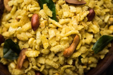 Jada Poha Namkeen Chivda / Kalın Pohe Chiwda tatlı, tuzlu ve fındık tatlar karışımı ile bir kavanoz snack, çay ile servis edilir. seçici odaklama