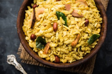 Jada Poha Namkeen Chivda / Kalın Pohe Chiwda tatlı, tuzlu ve fındık tatlar karışımı ile bir kavanoz snack, çay ile servis edilir. seçici odaklama